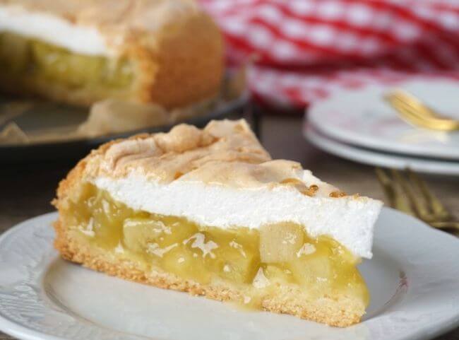 Rhabarberkuchen mit Mürbeteig, Vanillepudding und Baiser