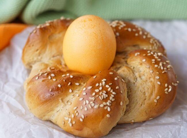 Osternest aus Hefeteig - Backen für Ostern mit Kinder