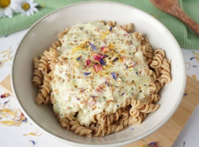 Blumen-Nudeln mit Käse-Schinken-Sauce