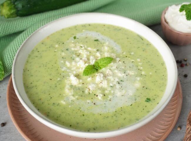 Zucchini-Feta-Suppe