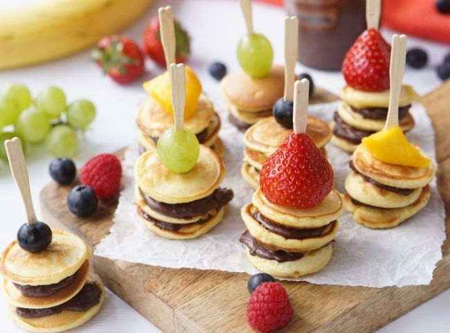 Rezept: Mini-Pancakes-Spieße mit Obst und Schokolade