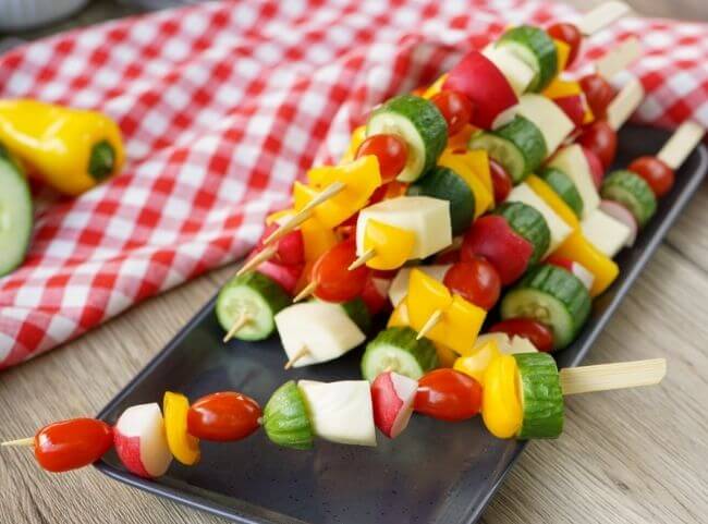 Salat am Spiess als gesunder Snack beim Picknick