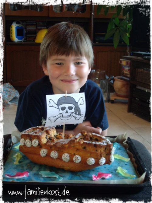 Piratenkuchen mit Piratenschiff für Piraten-Kindergeburtstag