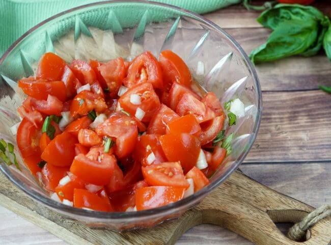 Tomatensalat schnell und einfach selber machen