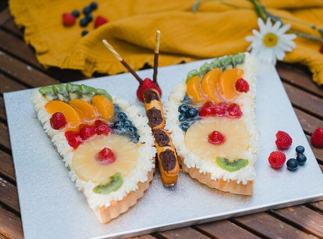 Obstschmetterling als Obstkuchen mit Pudding