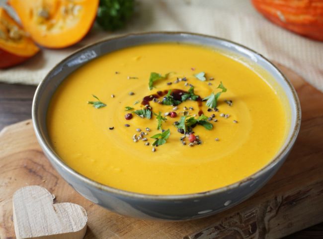 Cremige Kürbissuppe mit Kokosmilch und Ingwer