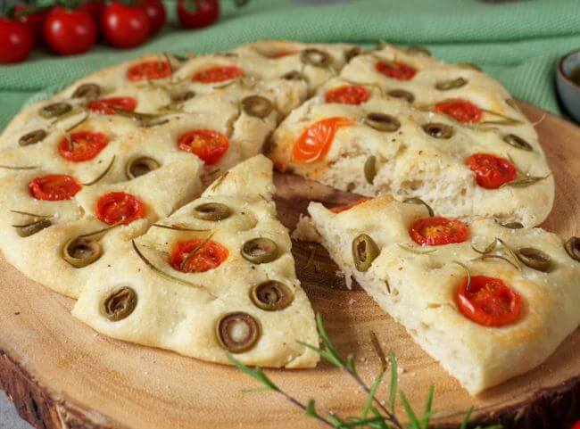 Focaccia mit Tomaten und Oliven