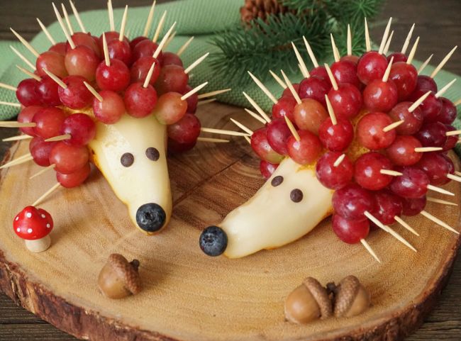 Birnenigel mit Weintrauben als Fingerfood für Kinderfeste