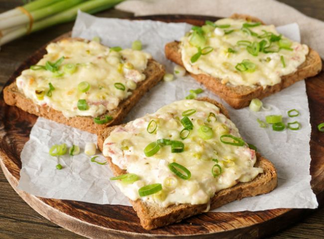 Flammkuchen Toast mit Speck und Zwiebeln