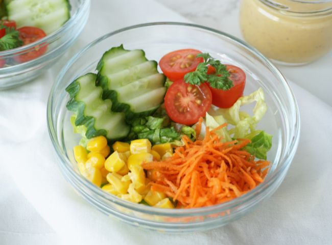 Beilagensalat mit Joghurt-Dressing - ein Kinder-Hit
