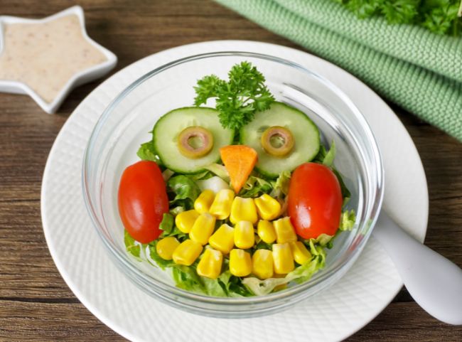 Salat als Beilage für Kinder mit Joghurt-Dressing