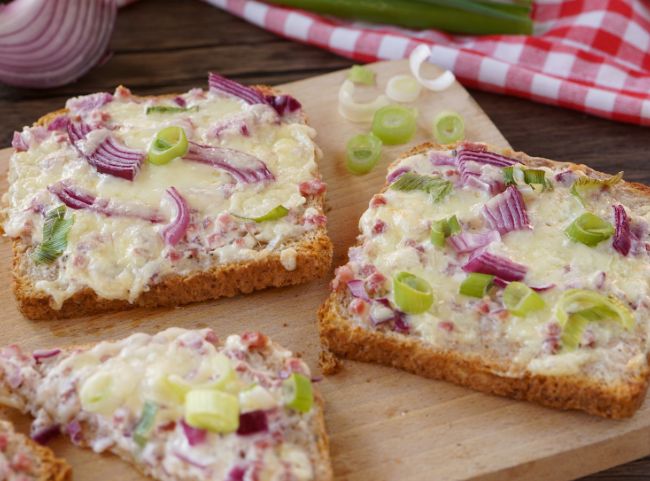 Flammkuchen-Toast mit Speck und Zwiebel