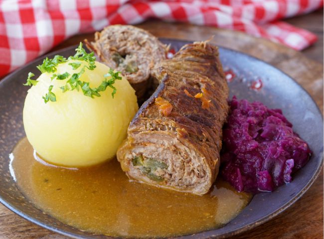 Roulade mit Rotkraut, Sosse und Kloß