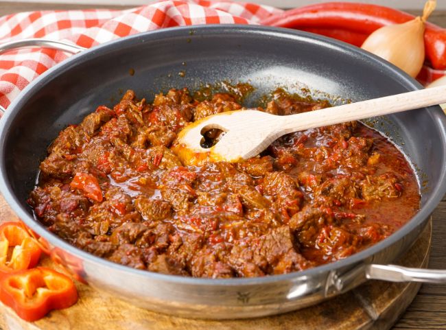 Rindergulasch Rezept mit Paprika und Zwiebeln