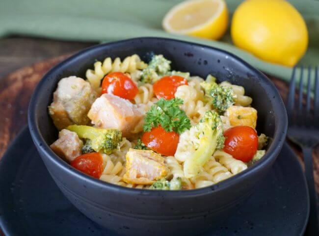 One Pot Nudelauflauf mit Lachs und Brokkoli