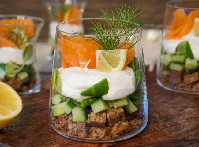 Räucherlachs-Brot-Salat im Glas