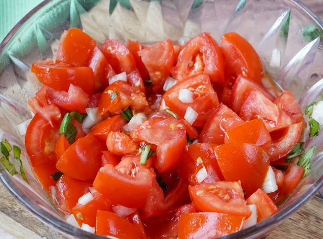 Tomatensalat mit Zwiebeln