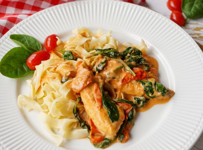 Cremige Hähnchenpfanne mit Spinat und Parmesan Sosse