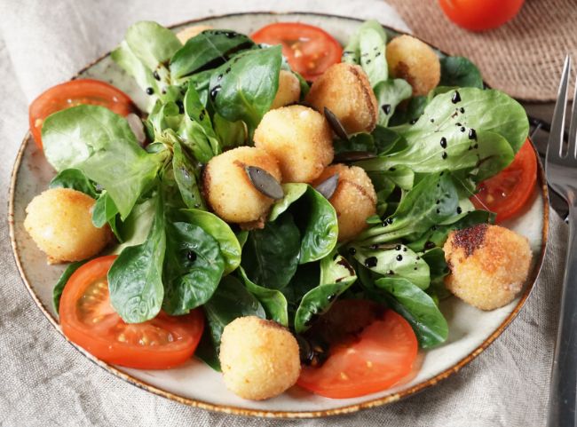 Panierte Mozzarella Bällchen auf Salat