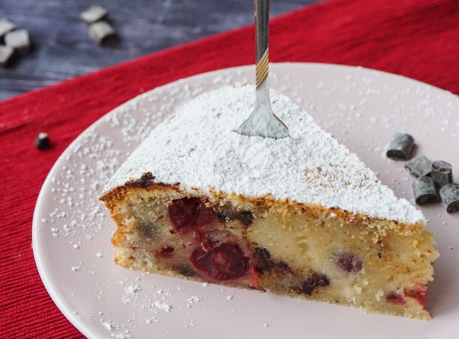 Stracciatella Kuchen mit Kirschen