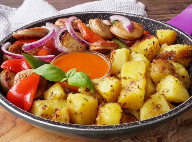 Bratwurstpfanne mit Gemüse Bratwurstpfanne mit Gemüse