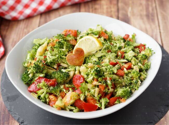 Brokkoli Salat mit Apfel und Pinienkernen