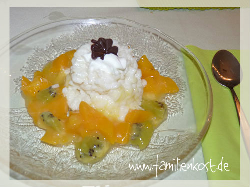 Kokosmilchreis auf exotischer Fruchtgrütze Kokosmilchreis auf exotischer Fruchtgrütze