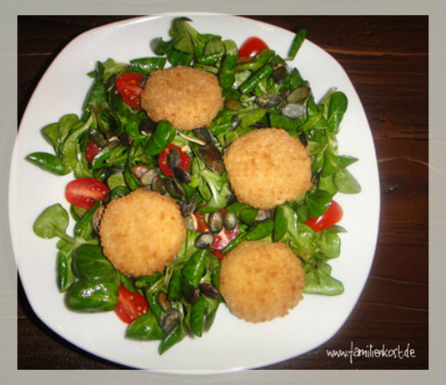 Feldsalat mit gebratenem Ziegenkäse und gerösteten Kürbiskernen Feldsalat mit gebratenem Ziegenkäse und gerösteten Kürbiskernen