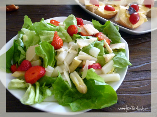 Kopfsalat mit Spargel und Erdbeeren Kopfsalat mit Spargel und Erdbeeren