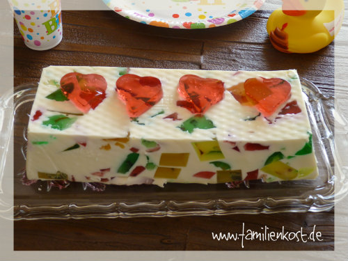 Götterspeise-Kuchen als Dessert für den Kindergeburtstag 