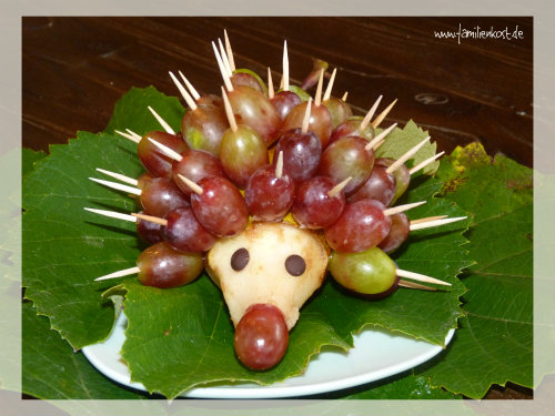 Birnenigel mit Weintrauben als Fingerfood für Kinderfeste