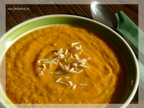 Süsskartoffelsuppe mit Möhren und Mandelsplittern Süsskartoffelsuppe mit Möhren und Mandelsplittern
