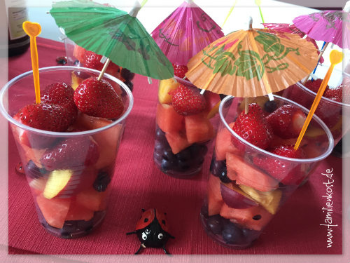 Bunte Obstbecher für den Kindergarten und als Dessert