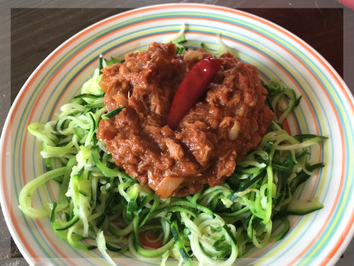 Zucchini-Spaghetti mit Thunfisch-Sauce: Low Carb Pasta