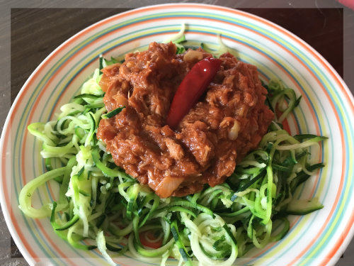 Zucchini-Spaghetti mit Thunfisch-Sauce: Low Carb Pasta Zucchini-Spaghetti mit Thunfisch-Sauce: Low Carb Pasta