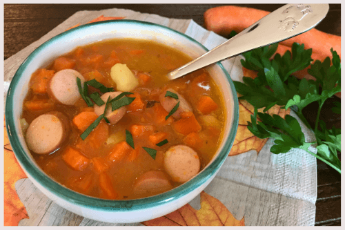 Möhreneintopf mit Kartoffeln und Wiener Würstchen