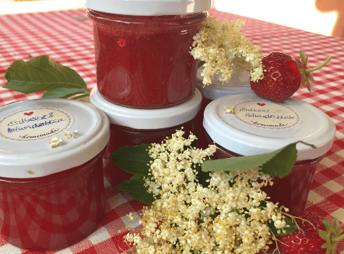 Erdbeermarmelade mit Holunderblüten Erdbeermarmelade mit Holunderblüten