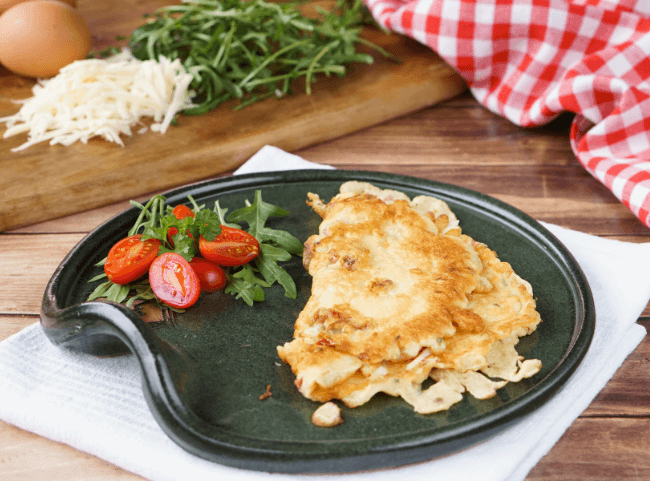 Herzhafte Eierkuchen mit Salami, getrockneten Tomaten und Käse