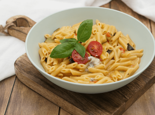 One Pot Pasta mit Zucchini, Tomate & Gorgonzola
