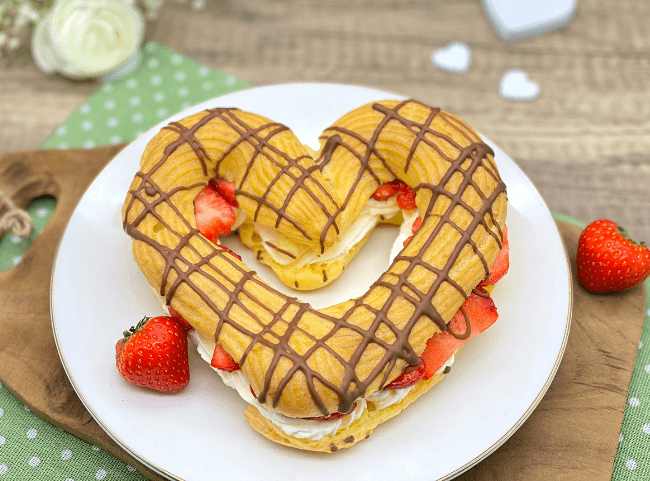 Brandteigherzen mit Erdbeer-Sahne-Füllung - Backen ist Liebe