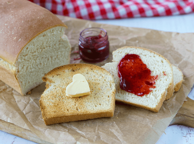 Toastbrot selber backen - einfaches Rezept mit Dinkelmehl