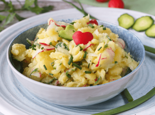 Kartoffelsalat mit Radieschen und Gurke