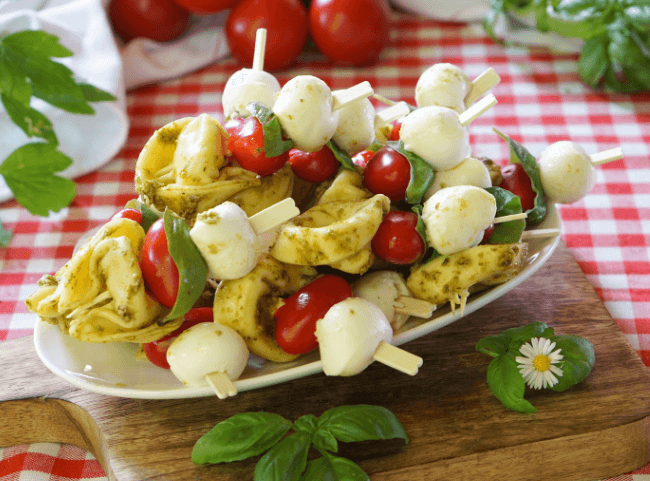 Fingerfood auf italienisch: Tortellini mit Tomate & Mozzarella