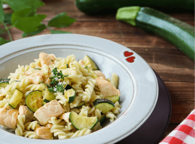 Nudeln mit Zucchini und Lachs