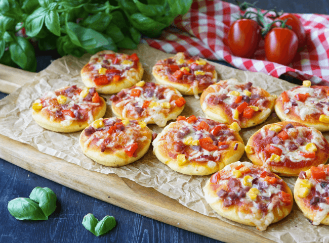 Pizza und Minipizza mit Quark-Öl-Teig selber machen