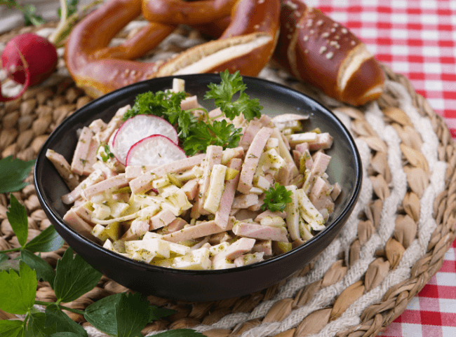 Schweizer Wurstsalat Rezept mit Lyoner und Käse