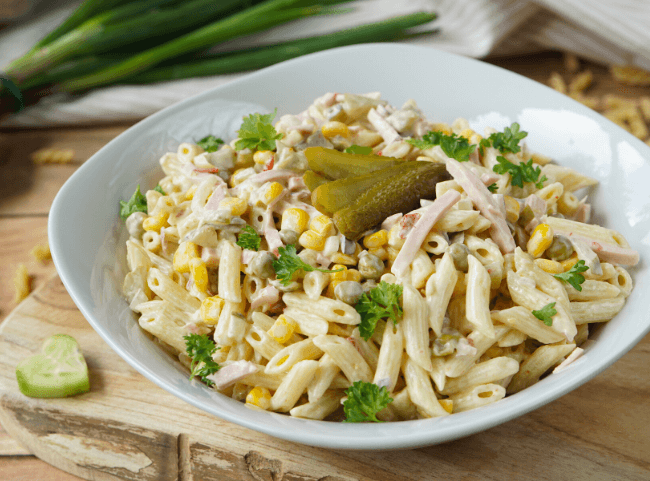 Klassischer Nudelsalat mit Fleischsalat