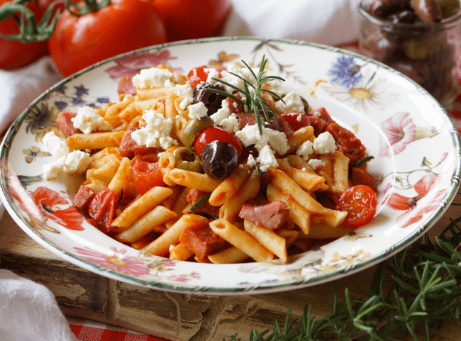 Nudelpfanne mit Cabanossi und Schafskäse