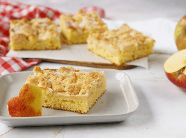 Apfelkuchen vom Blech mit Streuseln