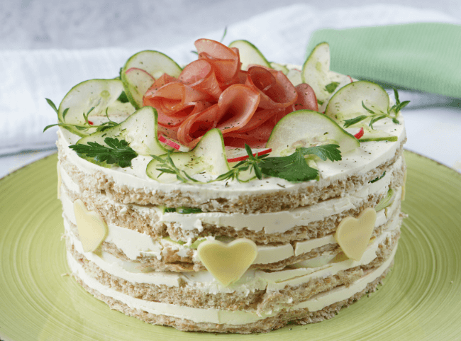 Brottorte mit Frischkäse: Rezept für herzhafte Torte